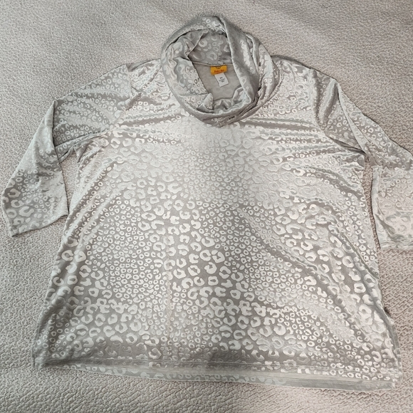Ruby Ted NWOT Gorgeous Silver Velvet Cheeta Pattern Turtle Neck - Picture 11 of 16